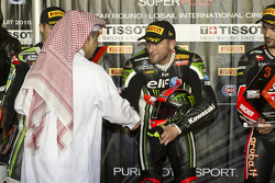 Tom Sykes, Kawasaki reçoit le trophée de la pole position