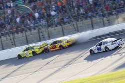Joey Logano, Team Penske Ford en Matt Kenseth, Joe Gibbs Racing Toyota crash