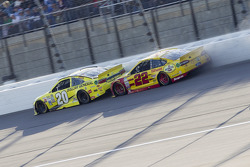 La collisione tra Joey Logano, Team Penske Ford e Matt Kenseth, Joe Gibbs Racing Toyota