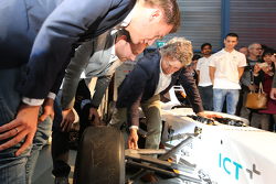Nicky Catsburg, Xavier Maassen en Jan Lammers bestuderen de elektrische racewagen