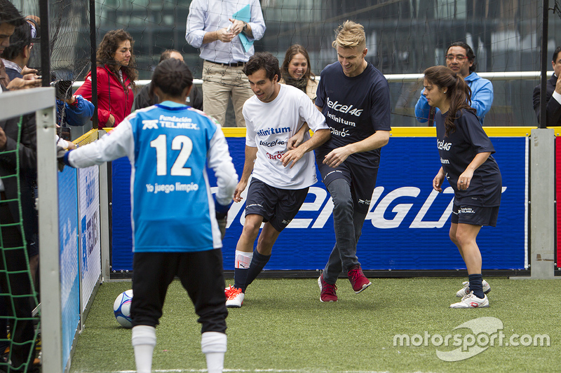 Sergio Pérez y Nico Hulkenberg, Sahara Force India Juegan un partido de futbol en la Ciudad de Méxic