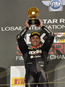 Le vainqueur de la course 2 Leon Haslam, Aprilia Racing Team sur le podium