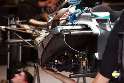 La Mercedes AMG F1 W06 en train d'être assemblée dans les stands