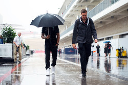 Lewis Hamilton, Mercedes AMG F1 dans le paddock sous la pluie et un parapluie