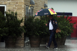 Dr Helmut Marko, Red Bull Motorsport Consultant in de regen
