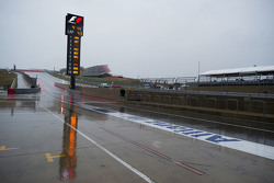 Natte pitlane in de regen