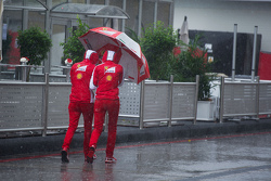 Ferrari-Mitarbeiter im verregneten Fahrerlager