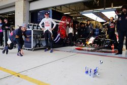 Max Verstappen, Scuderia Toro Rosso e Carlos Sainz Jr., Scuderia Toro Rosso jogam boliche no pit lane