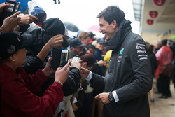 Toto Wolff, Mercedes AMG F1 Shareholder en Executive Director met de fans