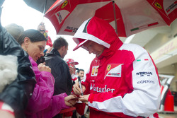 Кими Райкконен, Ferrari раздает автографы фанатам