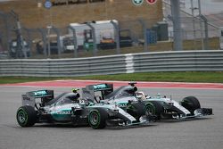 Nico Rosberg, Mercedes y Lewis Hamilton, Mercedes hacen contacto al inicio