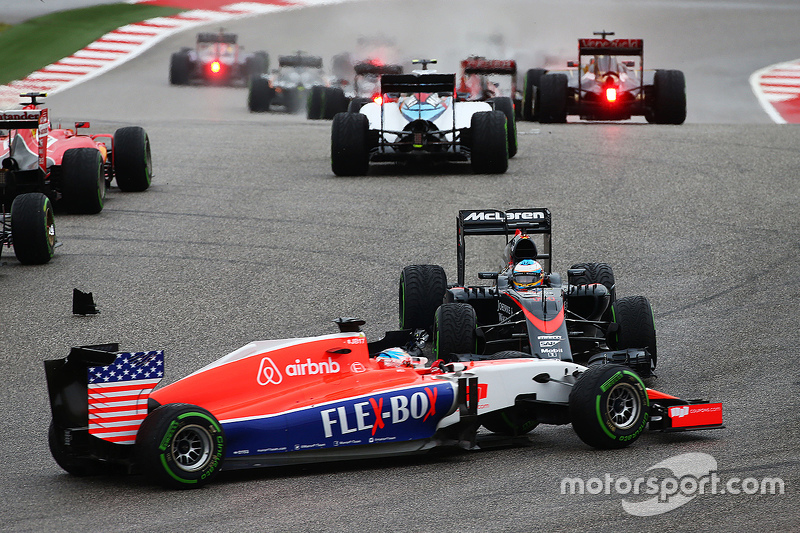 Fernando Alonso, McLaren MP4-30 en tête-à-queue au départ et évité par Will Stevens, Manor Marussia F1 Team