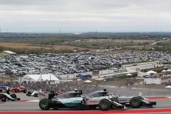 Nico Rosberg y Mercedes AMG F1 W06 lidera aequipo compañero a Lewis Hamilton, Mercedes AMG F1 W06 batalla por la posición en el inicio de la carrera
