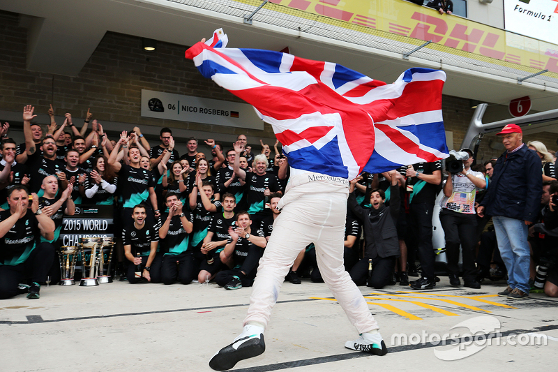 Ganador de la Carrera y Campeón del Mundo Lewis Lewis Hamilton, Mercedes AMG F1 celebra con el equip