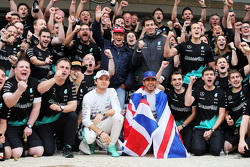 Winnaar en wereldkampioen Lewis Hamilton, Mercedes AMG F1 viert met Nico Rosberg, Mercedes AMG F1 en