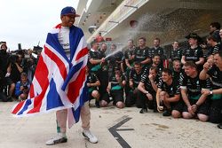 Ganador de la carrera y Campeón del Mundo Lewis Hamilton, Mercedes AMG F1 celebra con el equipo