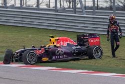 Daniil Kvyat, Red Bull Racing RB11, crash