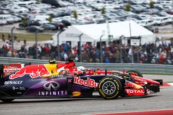 Daniil Kvyat, Red Bull Racing RB11 et Sebastian Vettel, Ferrari SF15-T en lutte pour une position