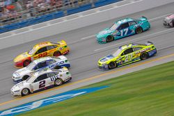 Brad Keselowski, Team Penske Ford y Casey Mears, Germain Racing Chevrolet con Joey Logano, Team Pens