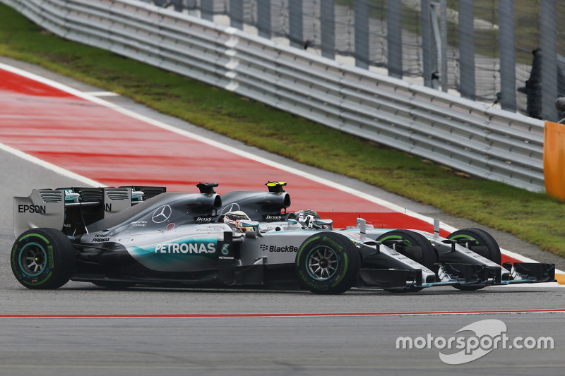 Lewis Hamilton, Mercedes AMG F1 W06, und Nico Rosberg, Mercedes AMG F1 W06, im Zweikampf