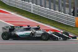Льюис Хэмилтон, Mercedes AMG F1 W06 и Нико Росберг, Mercedes AMG F1 W06 - борьба за позицию