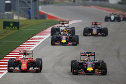 Sebastian Vettel, Ferrari SF15-T, und Daniel Ricciardo, Red Bull Racing RB11, im Zweikampf