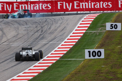 Lewis Hamilton, Mercedes AMG F1 W06 blokkeert de remmen, voor Nico Rosberg, Mercedes AMG F1 W06