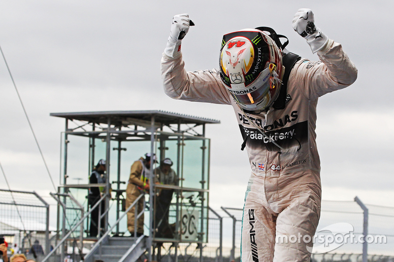 El ganador de la carrera y Campeón del Mundo Lewis Hamilton