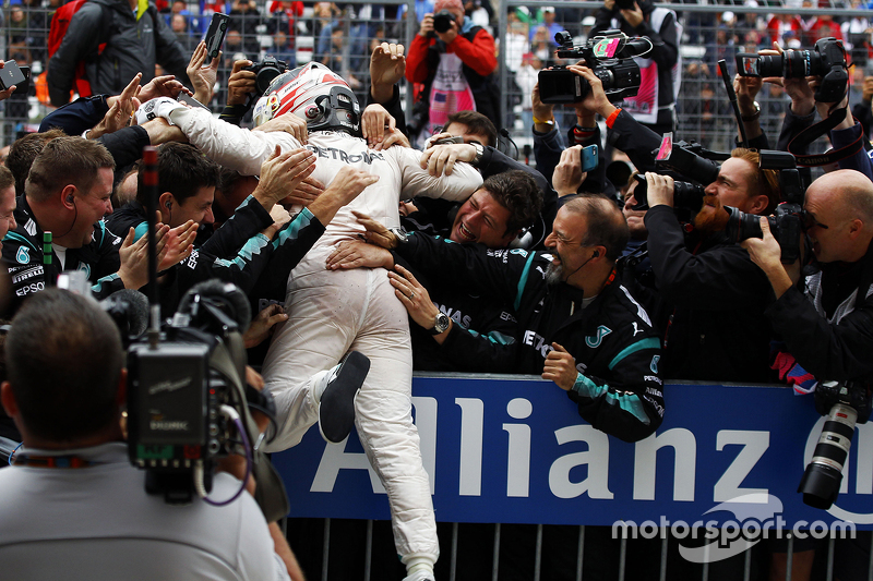 Il vincitore della gara e campione del mondo Lewis Hamilton, Mercedes AMG F1 festeggia la vittoria n