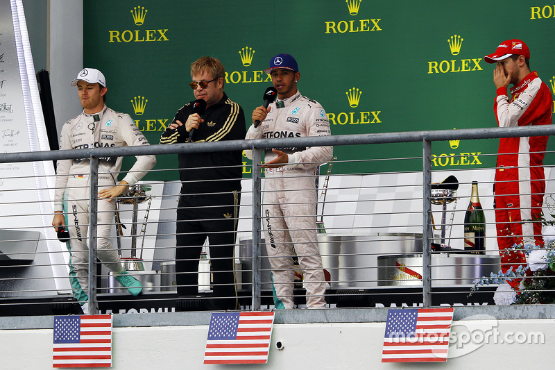 Podium: Ganador de la carrera y campeón del mundo, Lewis Hamilton, Mercedes AMG F1, con el segundo l