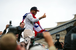 El ganador de la carrera y campeón del mundo, Lewis Hamilton, Mercedes AMG F1 celebra con los aficio