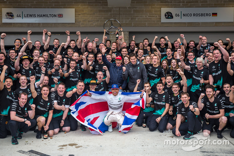 Race winner and World Champion Lewis Hamilton, Mercedes AMG F1 celebrates with the team