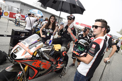 Stefan Bradl, Aprilia Racing Team Gresini with grid girl