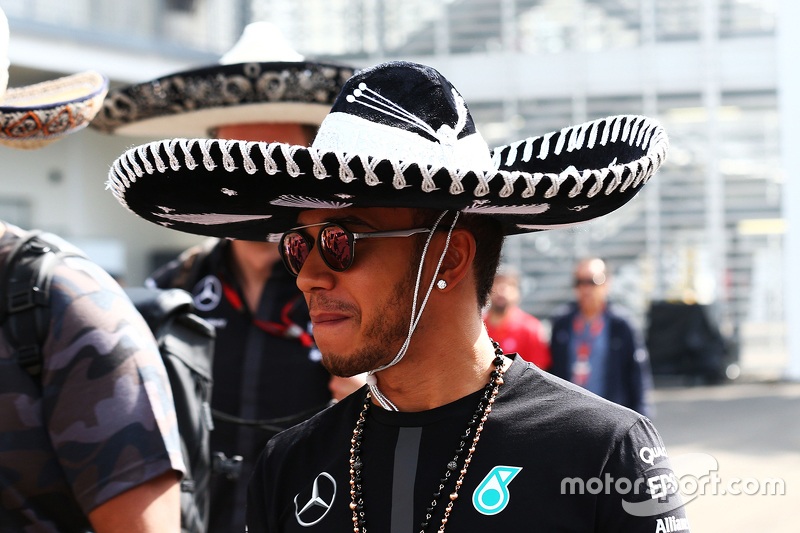 Lewis Hamilton, Mercedes AMG F1 con un sombrero de charro