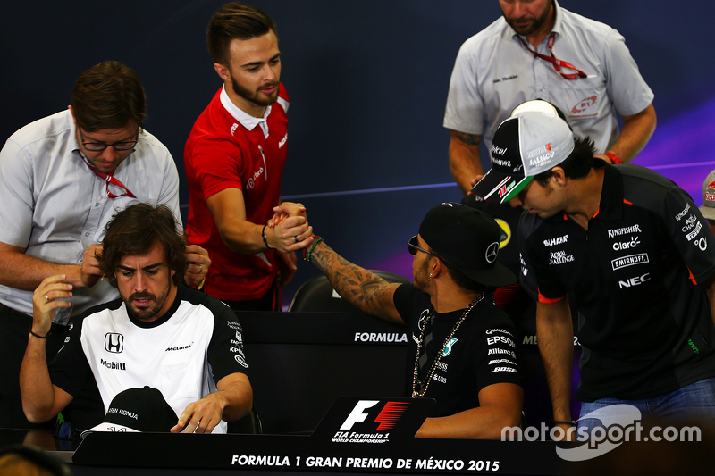 Will Stevens, Manor Marussia F1 Team y Lewis Hamilton, Mercedes AMG F1 en la conferencia de prensa de la FIA