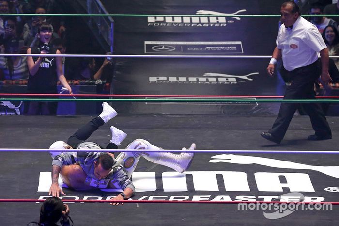 Lewis Hamilton participa en un evento de lucha libre mexicana en la ciudad de México