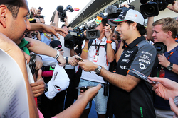 Sergio Pérez, Sahara Force India F1 firma autógrafos para los fans