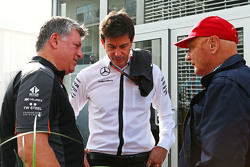 tmar Szafnauer, Sahara Force India F1 Director de Operaciones con Toto Wolff, Mercedes AMG F1 Accion
