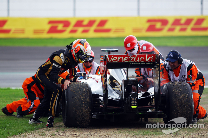 Romain Grosjean, Lotus F1 E23 stopped in the second practice session