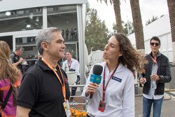 Miguel Ángel Mancera jefe de gobierno de la Ciudad de México en el garaje de Sahara Force India entr