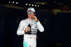 Ganador de la pole Nico Rosberg, Mercedes AMG F1 en parc ferme