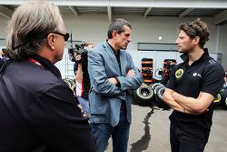 Gene Haas, Haas Automotion con Guenther Steiner, Haas F1 Team y Romain Grosjean, Lotus F1 Team