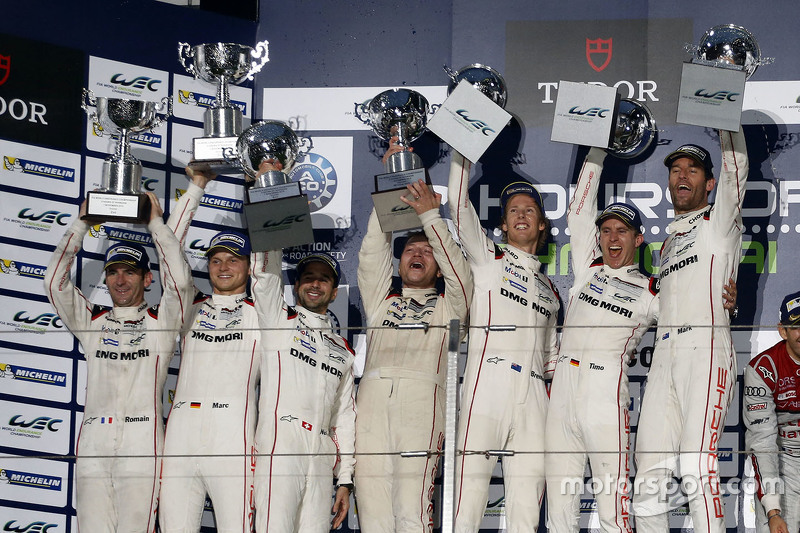 Podium: winnaars Timo Bernhard, Mark Webber, Brendon Hartley, Porsche Team, tweede plaats Romain Dum