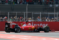 Sebastian Vettel, Ferrari SF15-T avec une crevaison au premier tour