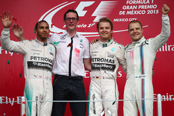Подиум: победитель гонки Нико Росберг, Mercedes AMG F1 W06, второе место - Льюис Хэмилтон, Mercedes