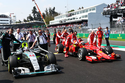 Льюїс Хемілтон, Mercedes AMG F1 W06 та Кімі Райкконен, Ferrari SF15-Tна стартовій решітці