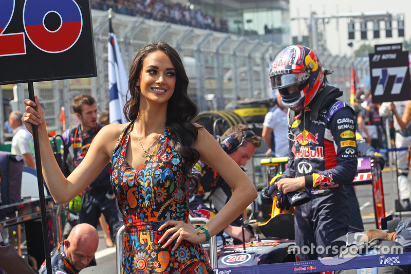 Grid girl para Daniil Kvyat, Red Bull Racing RB11