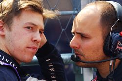 Daniil Kvyat, Red Bull Racing con Gianpiero Lambiase, Ingegnere Red Bull Racing sulla griglia