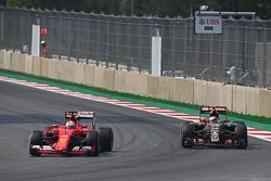 Sebastian Vettel, Ferrari SF15-T e Pastor Maldonado, Lotus F1 E23 in lotta per la posizione