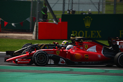 Sebastian Vettel, Ferrari SF15-T en Pastor Maldonado, Lotus F1 E23 gevecht